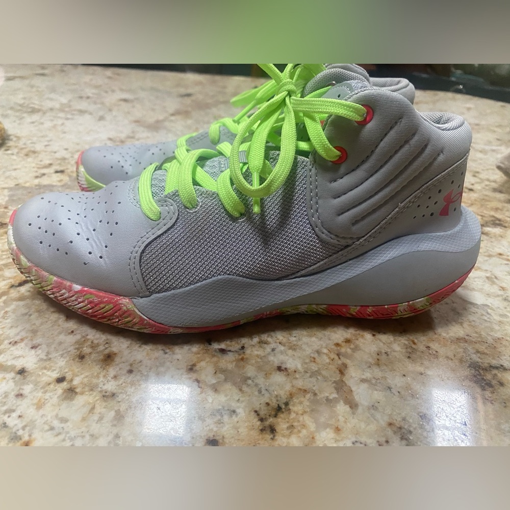 Girls UA basketball sneaker
